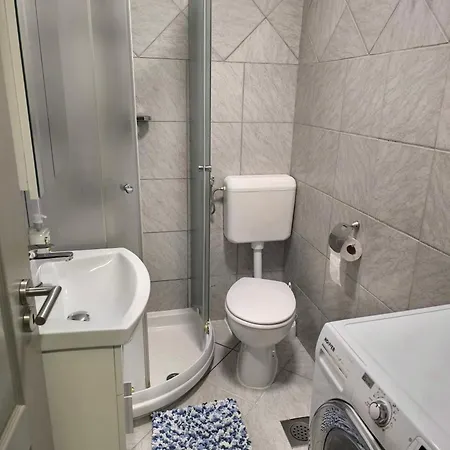 Eva Apartman *